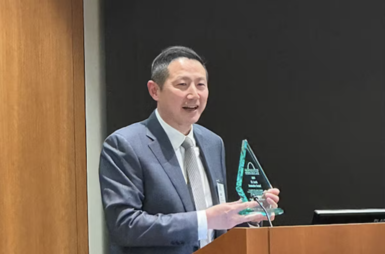 Chen receives St. Louis Innovator Award from St. Louis Bar Association