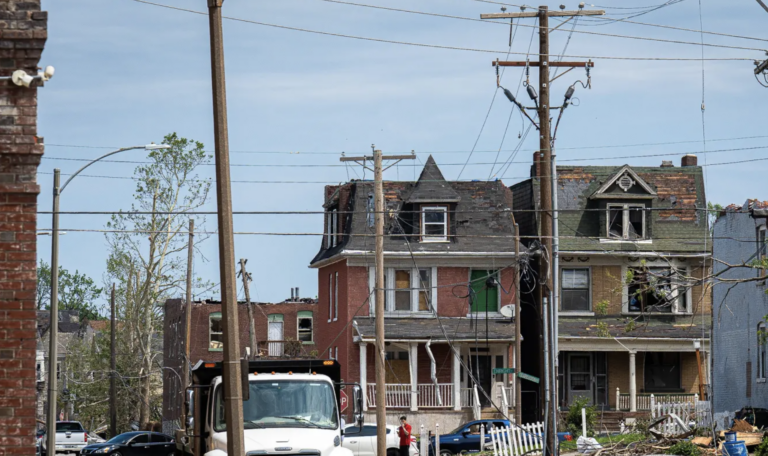 Lawyers team up to answer tornado survivors’ questions
