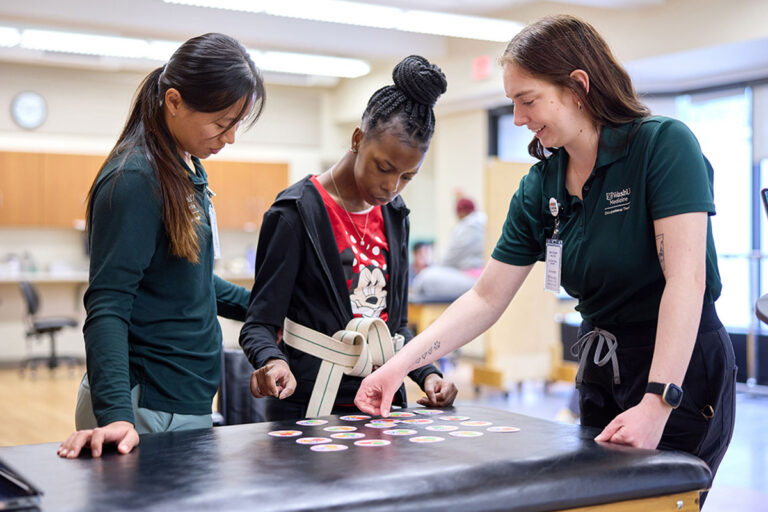 Together, WashU Medicine MD, OT, PT students treat patients at Pro Bono Health Clinic